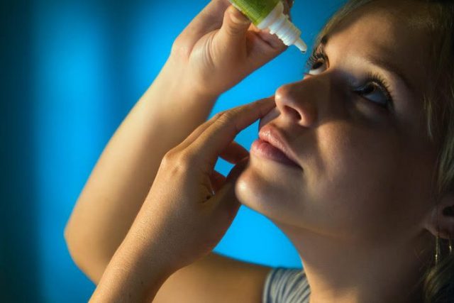 Woman Putting in Eye Drops 1280x480 e1524035985163 640x427